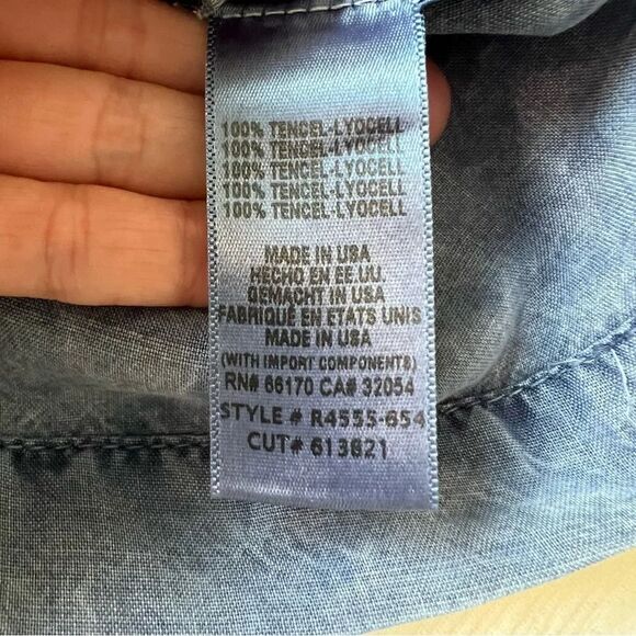 2/$30 Anthropologie Cloth and Stone Blue Smocked Sleeveless Crop Top - Picture 12 of 13